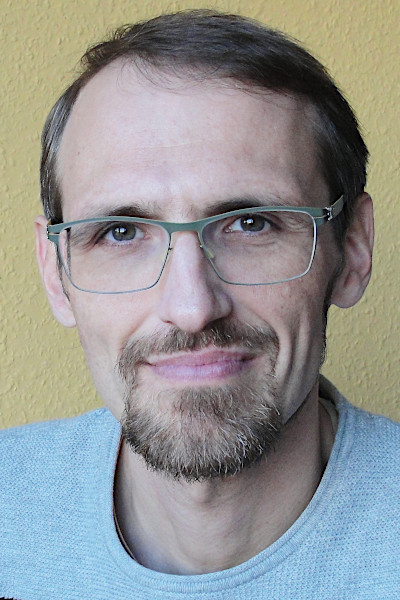 A picture of Dr. Florian Peters.