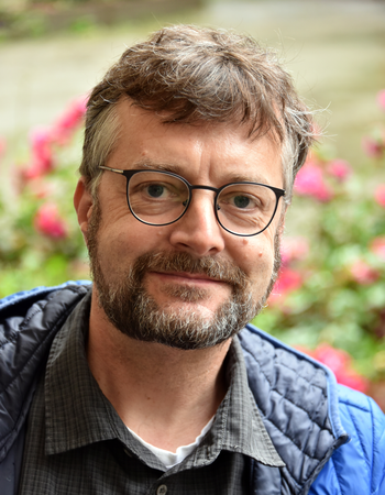 A picture of Univ.-Prof. Dr. Matthias Groß.