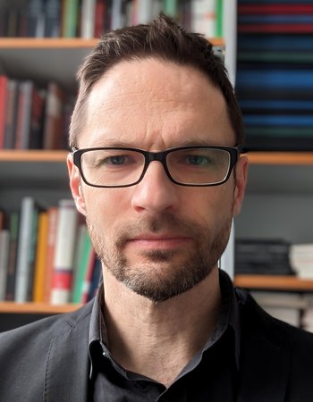 A picture of Dr. Jörg Oberthür.